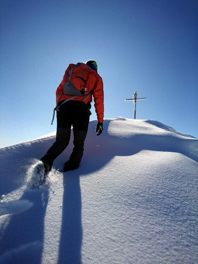 gli ultimi metri in neve farinosa verso la croce di vetta del pizzo Farno