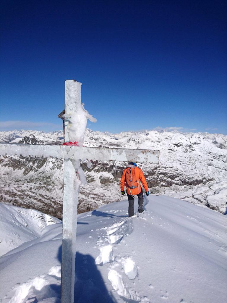 dopo qualche minuto di goduria paesaggistica prendiamo la strada di discesa. C'è un bel vento e non fa caldissimo nonostante il bel sole!