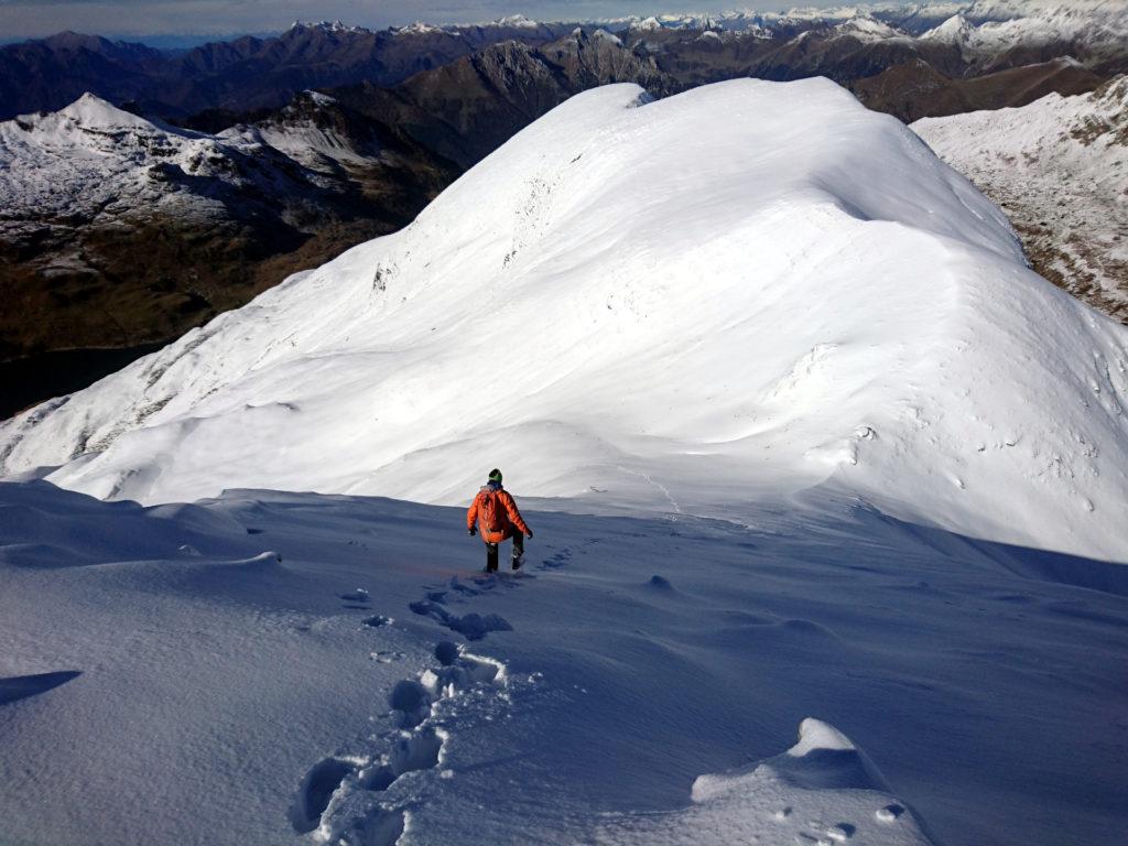 giù dritti da dove siamo saliti fino alla selletta, poi faremo un anello seguendo il pendio dritto di fronte a noi