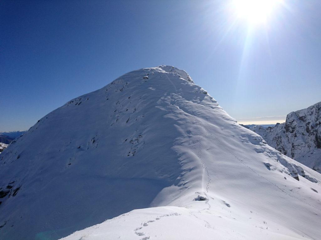 un ultimo saluto alla nostra cima con le nostre orme ben evidenti