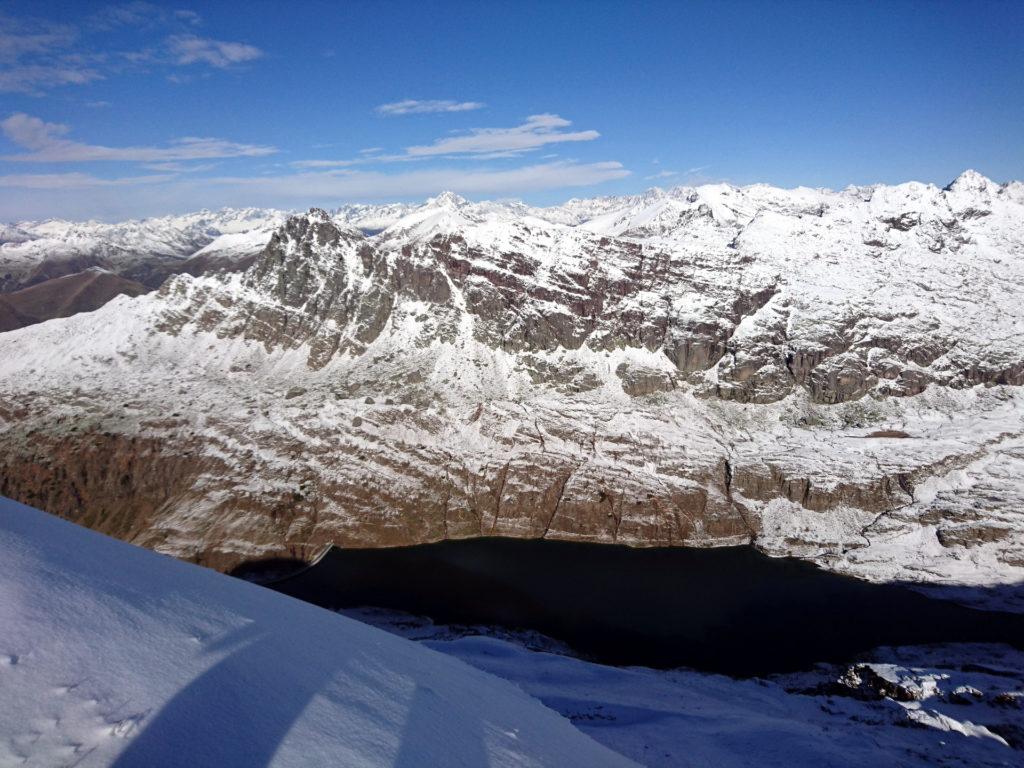 dalla cresta abbiamo una splendida visuale sul Lago Colombo e sul Pizzo del Becco