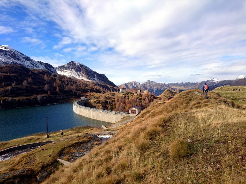 siamo ormai in vista della diga e del rifugio Laghi Gemelli che raggiungeremo in breve