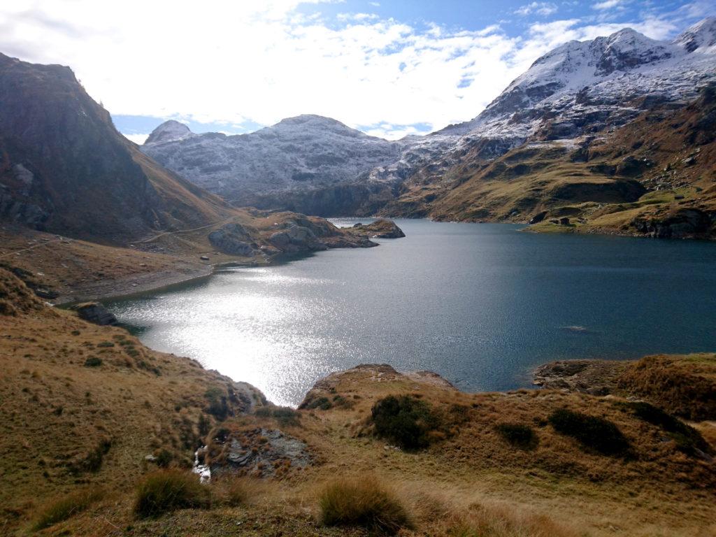 il lago e sullo sfondo il passo di Mezzeno a cui dovremo tornare dopo una breve pausa