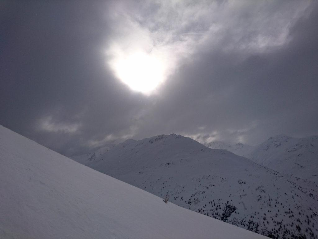 Il sole lotta per farsi vivo tra le nubi e ogni tanto ci riuscirà anche. Ma già che non piova è un miracolo!