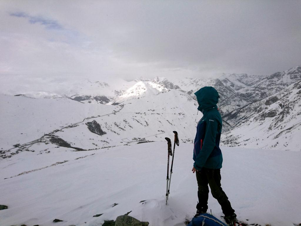 Erica sull&#039;anticima con dietro il passo che conduce verso Livigno city