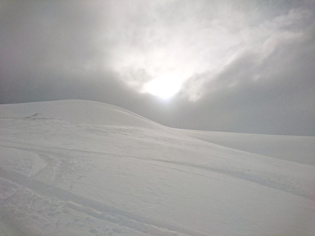 Altri squarci di sole con le splendide gobbe innevate