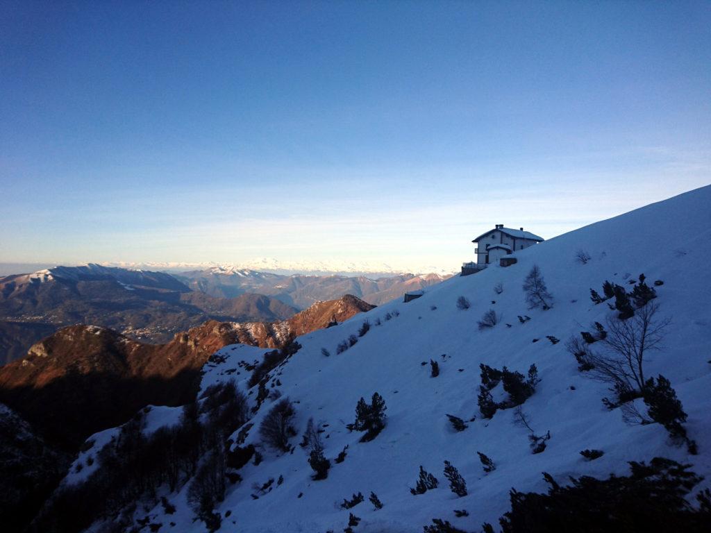 superiamo il rifugio Bietti dove ci fermiamo per ramponarci e proseguiamo in orizzontale fino a trovarci sotto ai canali