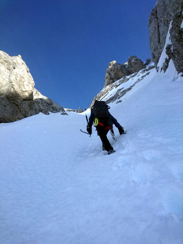 Erica sta per girare l'angolo dove parte il pezzo finale del canale di sinistra