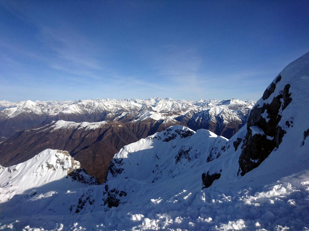 foto verso nord con il Disgrazia che spicca tra le altre cime