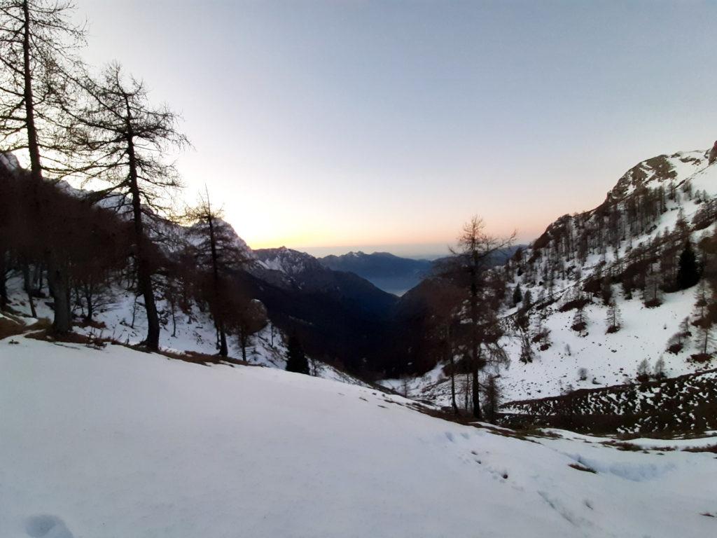 L'alba e la nebbiolina che sale dal lago