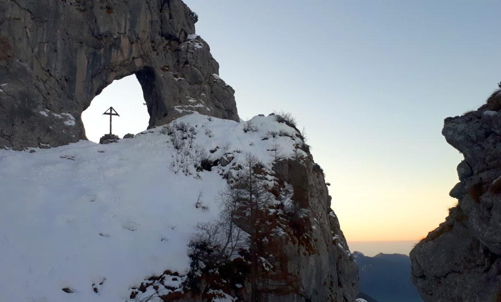 l'Arco di Prada e l'alba tra le rocce