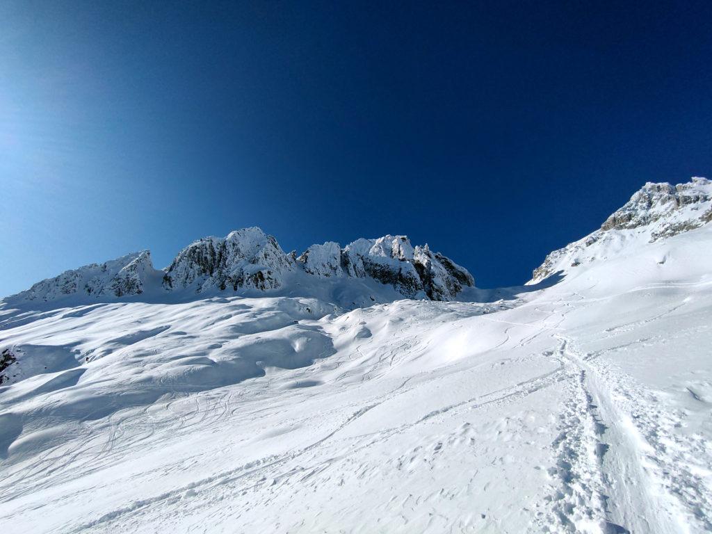 Risaliamo in direzione del GerenPass fino a quando le gambe reggono e finché abbiamo tempo. Avendo perso 3 ore per la gita verso NufenenPass non ci è rimasto il tempo di completare la gita