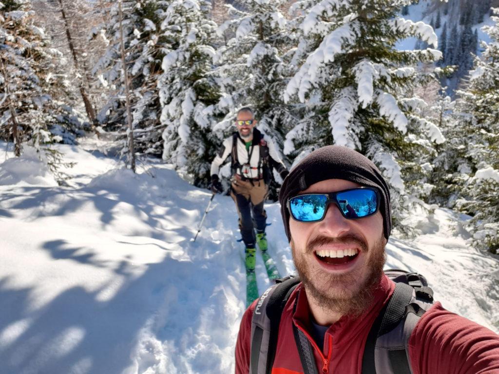 Si ripella! Su per un bel boschetto carico di neve in direzione della capanna Piansecco