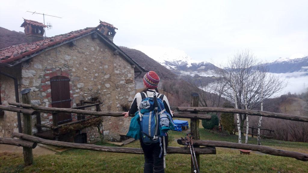 Una delle belle baite che si incontrano lungo la strada per la bocchetta di Desio