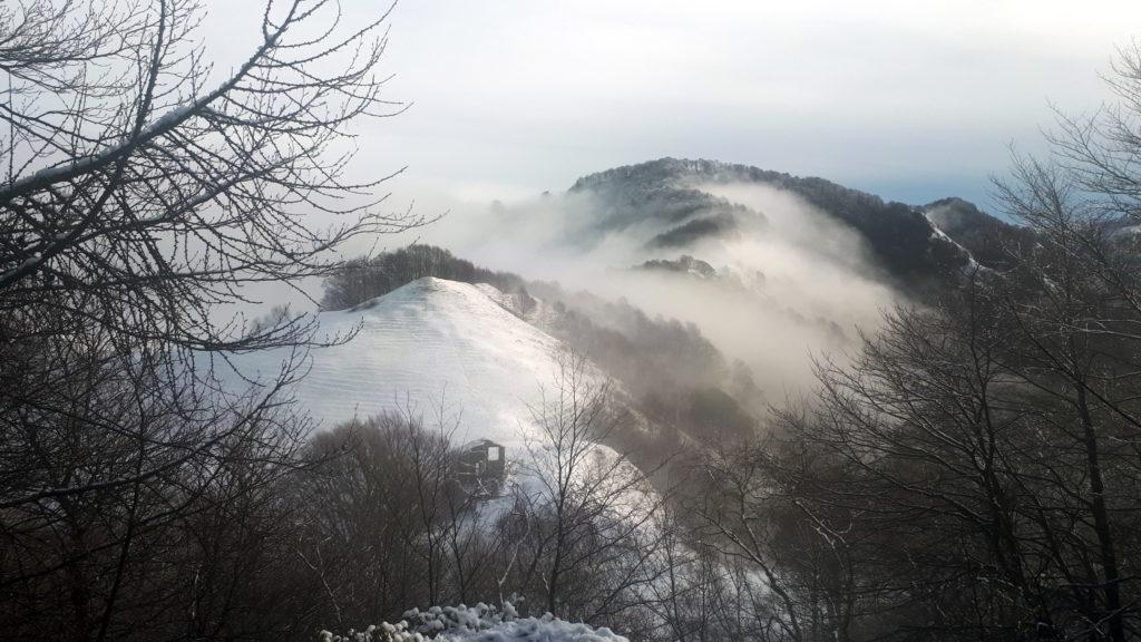 la bocchetta di Desio vista dall'alto con le nuvole incastonate sopra