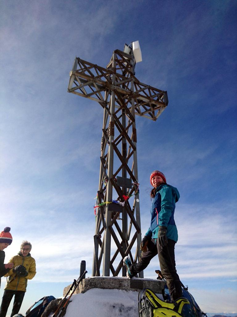 Erica con la croce di vetta. Dietro un amico che abbiamo incontrato casualmente sulla cima