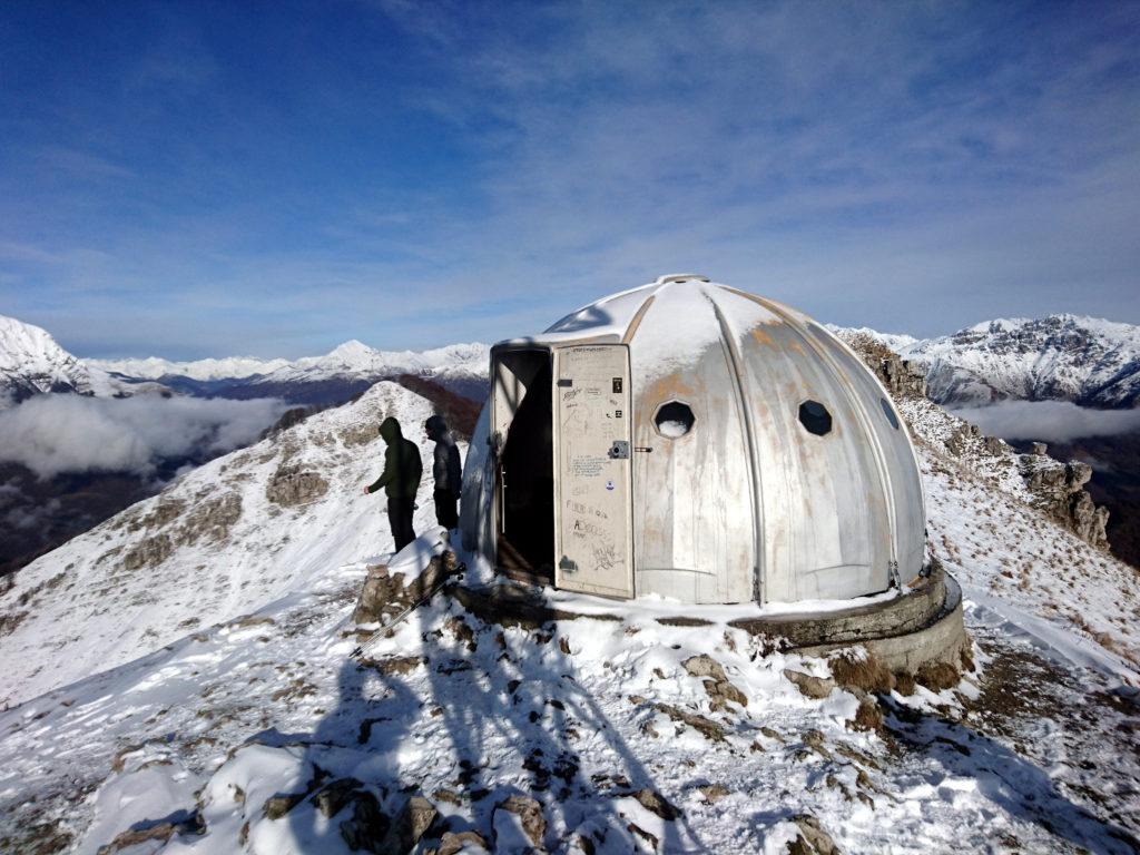 il bivacco Locatelli sulla cima del Due Mani