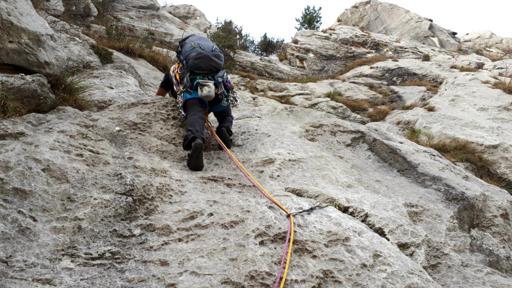 quinto tiro: superata la fessura c'è un passaggio un po' delicato e un po' liso