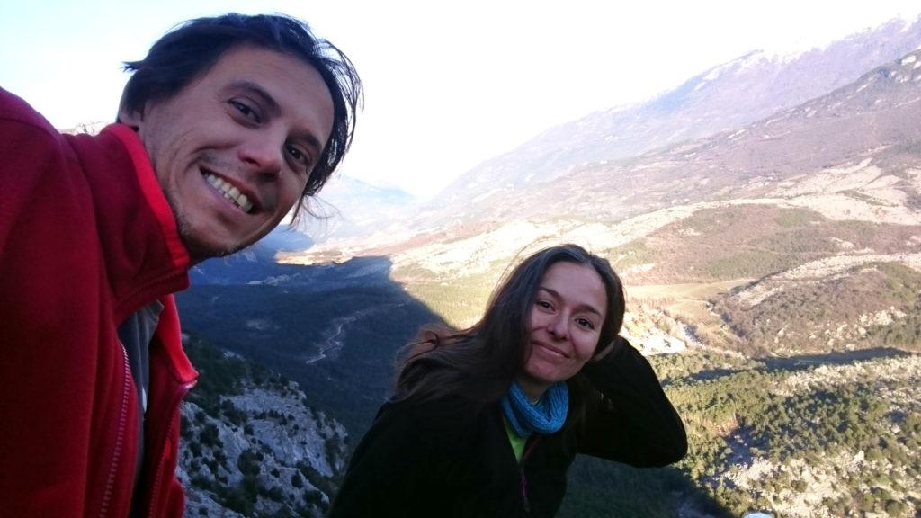 selfie di vetta con Valle del Sarca illuminata dal sole