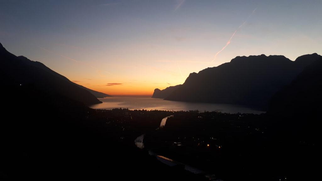 tramonto su Torbole e il Lago di Garda, prima di trovare la consueta coda in autostrada