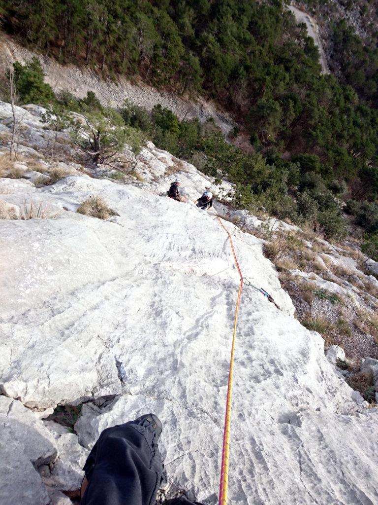 terzo tiro: Erica sotto aspetta il via per poter salire. Nel frattempo si è approssimata una seconda cordata