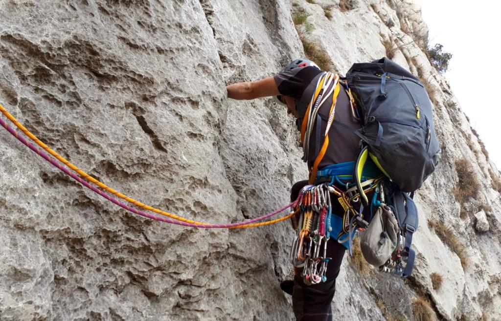 la partenza del quinto tiro, che si risolve sfruttando la fessura a destra della sosta