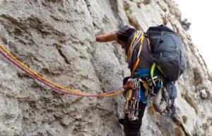 la partenza del quinto tiro, che si risolve sfruttando la fessura a destra della sosta