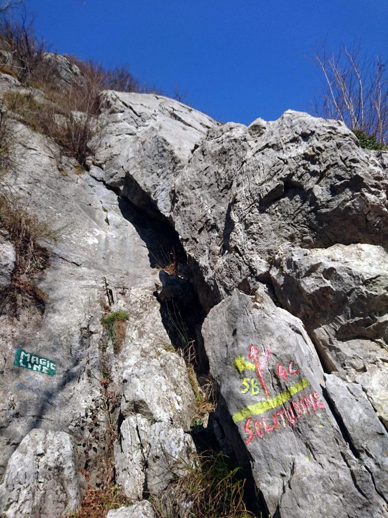 la via attacca sullo spigolo alla destra della scritta in rosso