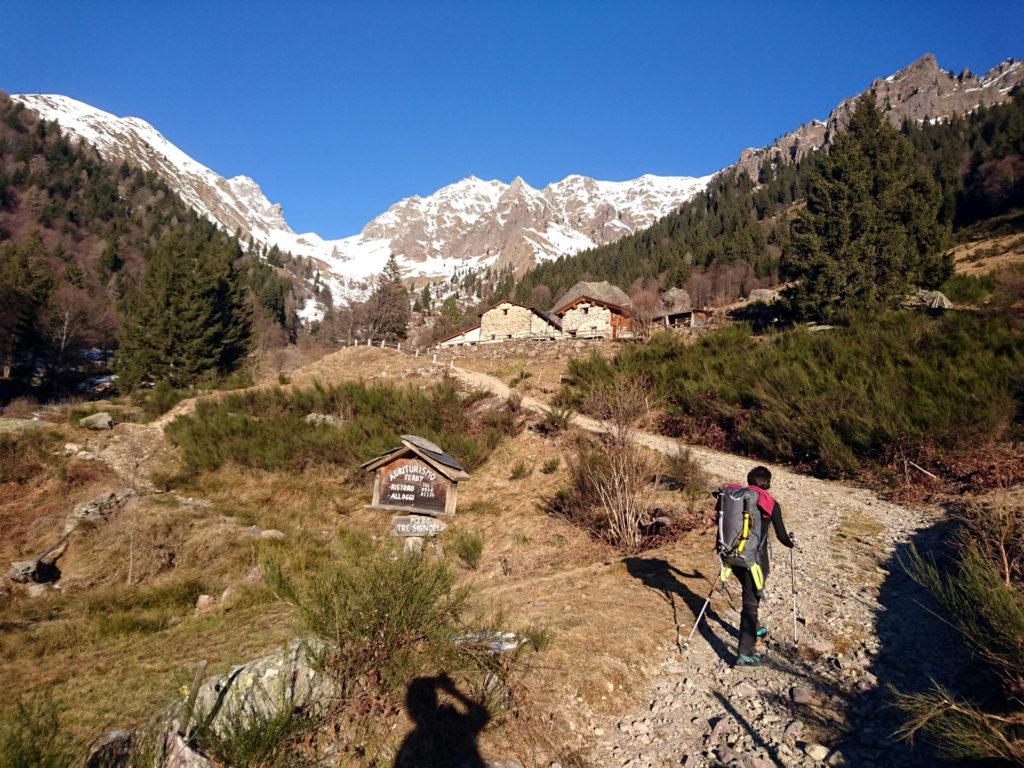 dopo mezz'oretta di cammino nel bosco si raggiunge l'agriturismo Ferdy nella sua splendida location