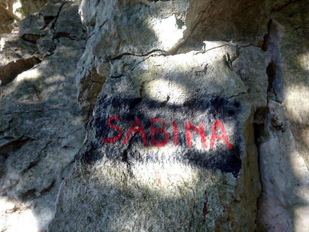 l'evidente scritta che segna l'attacco della via Sabina