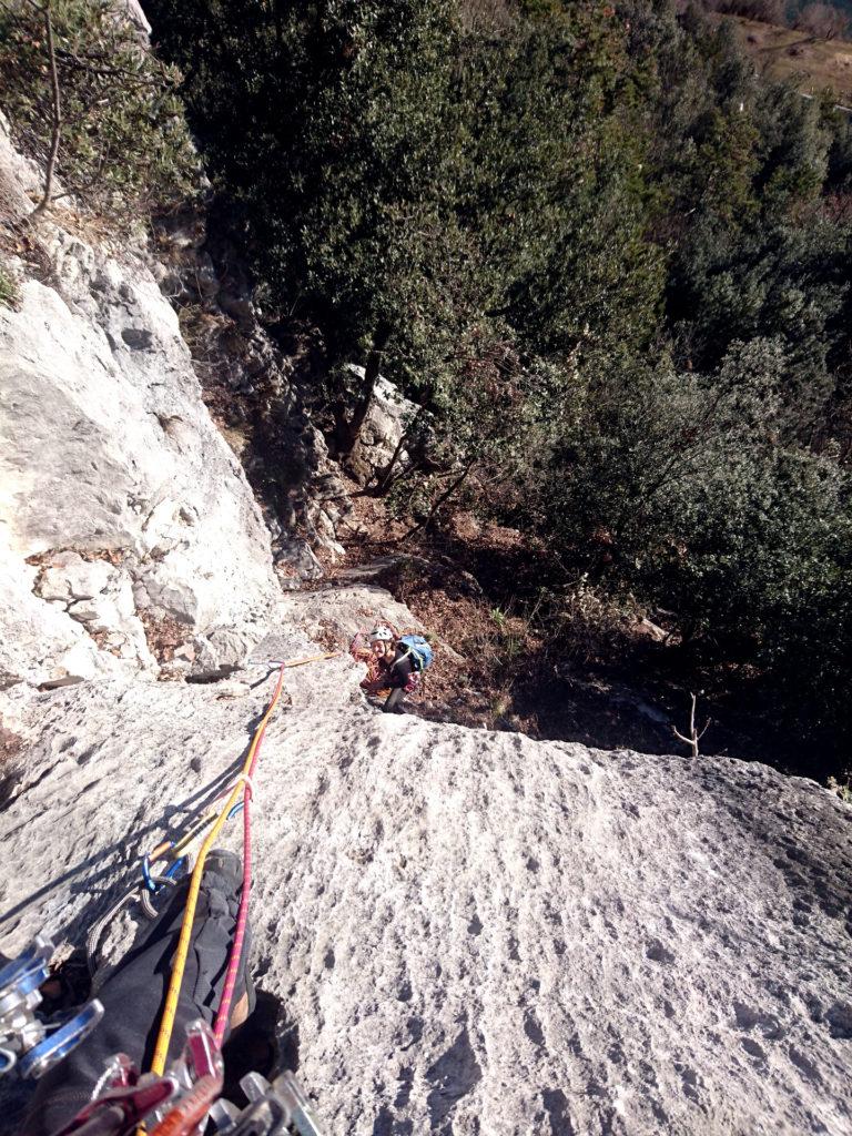 Il diedro del secondo tiro visto dall&#039;alto, poco dopo aver fatto il passo verso la placca
