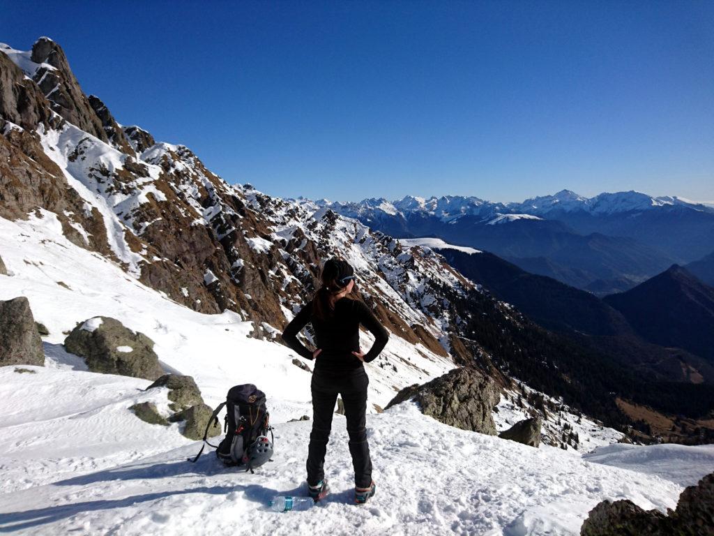 Erica al termine della parte ripida della salita si gode il paesaggio