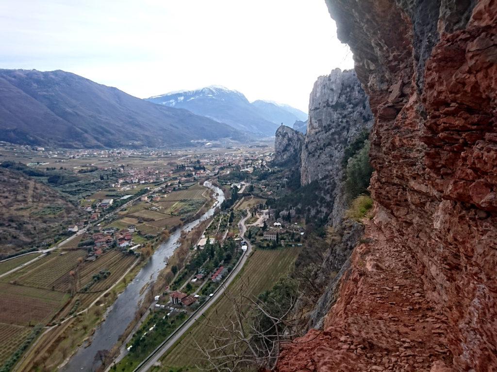 il camminatoio esposto che porta fuori dalla via