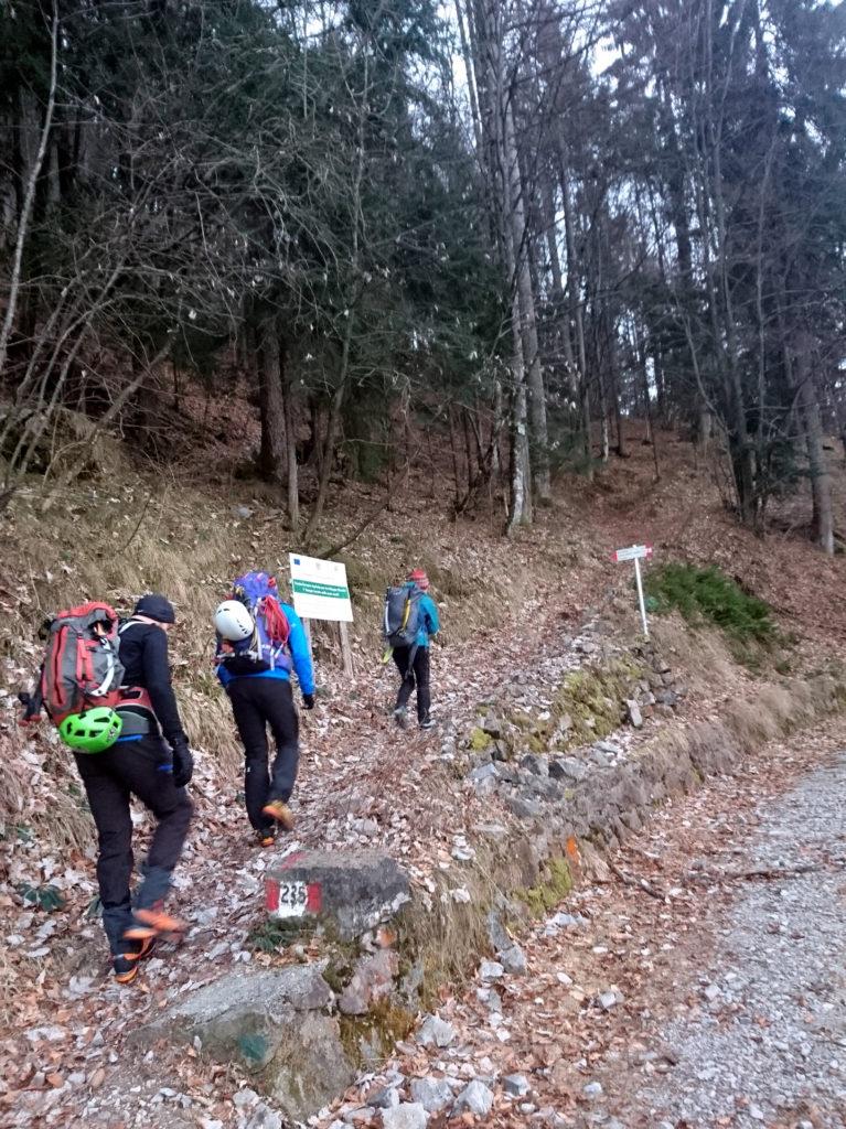 partiamo subito dopo l&#039;alba (forse un pochino tardi): questo è il punto dove il sentiero si stacca dalla campestre