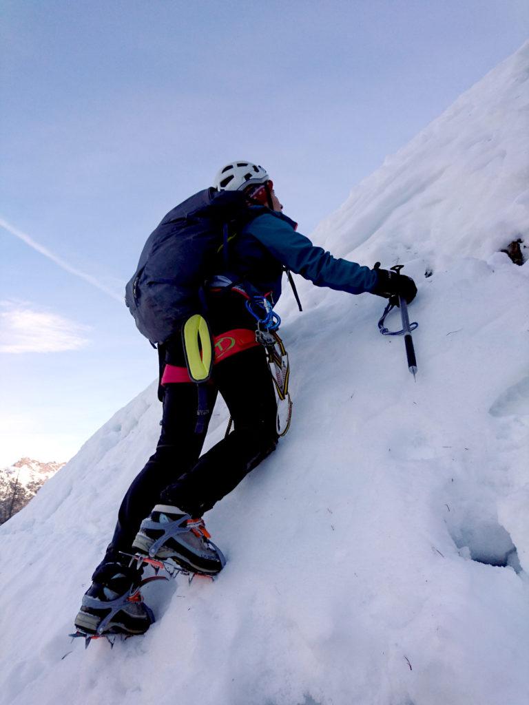 di fianco a Erica c'è il famoso pino mugo mezzo coperto dalla neve