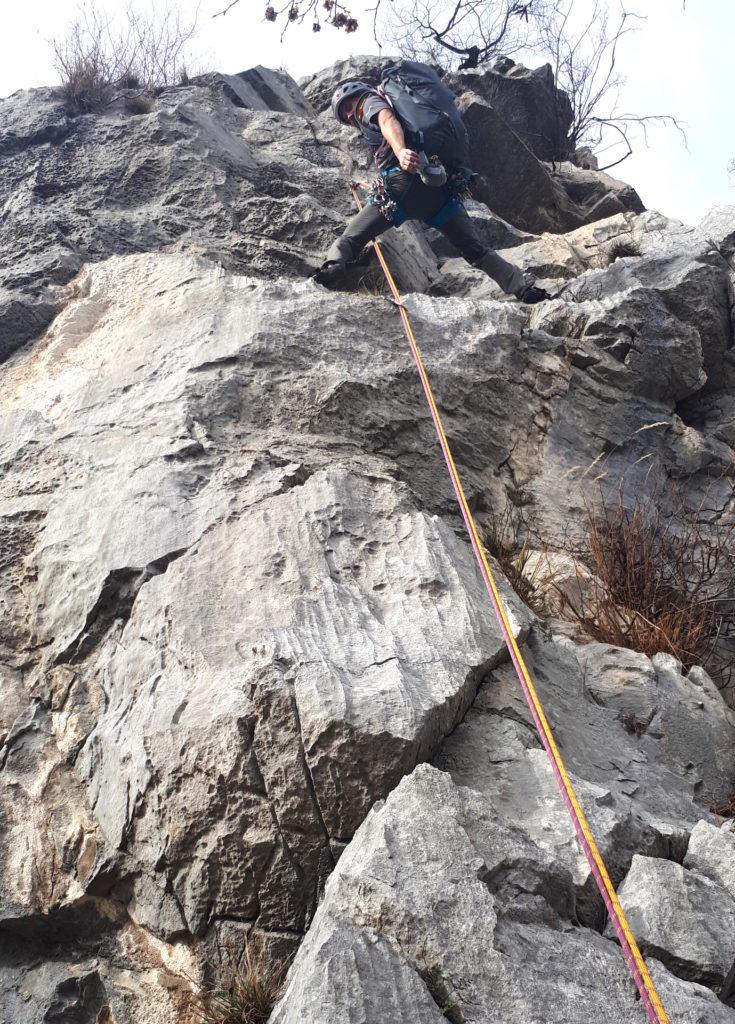 quinto tiro, superato in primo strapiombino ne arriva un altro, più difficile