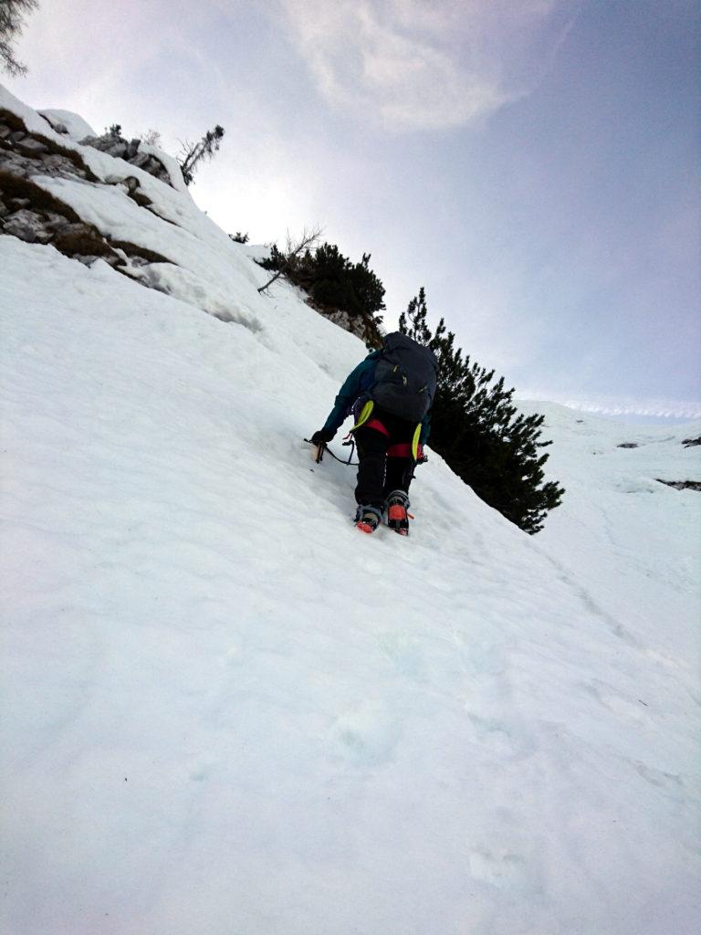 ci spostiamo verso destra, cercando neve un po' più compatta