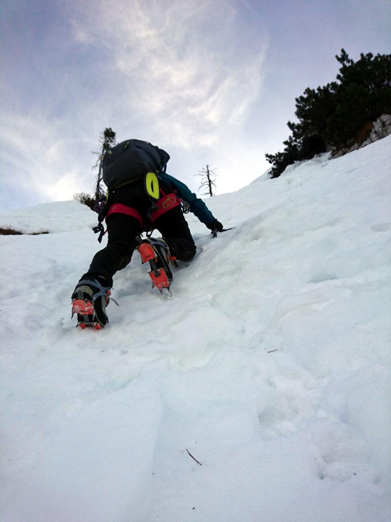 in corrispondenza dei grossi mughi e dei salti rocciosi vi sono profondi buchi nella neve, fortunatamente ben visibili