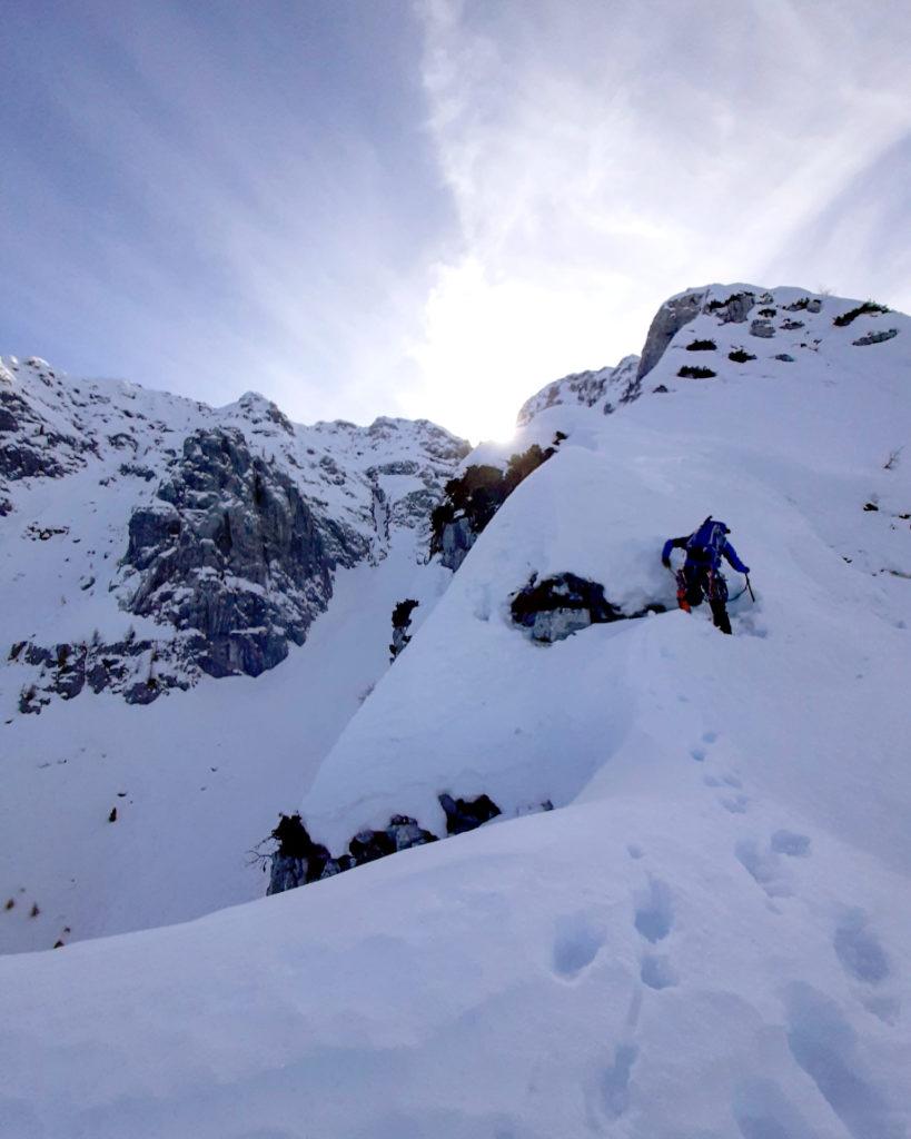 sempre sul filo di cresta, con accumuli di neve inconsistente