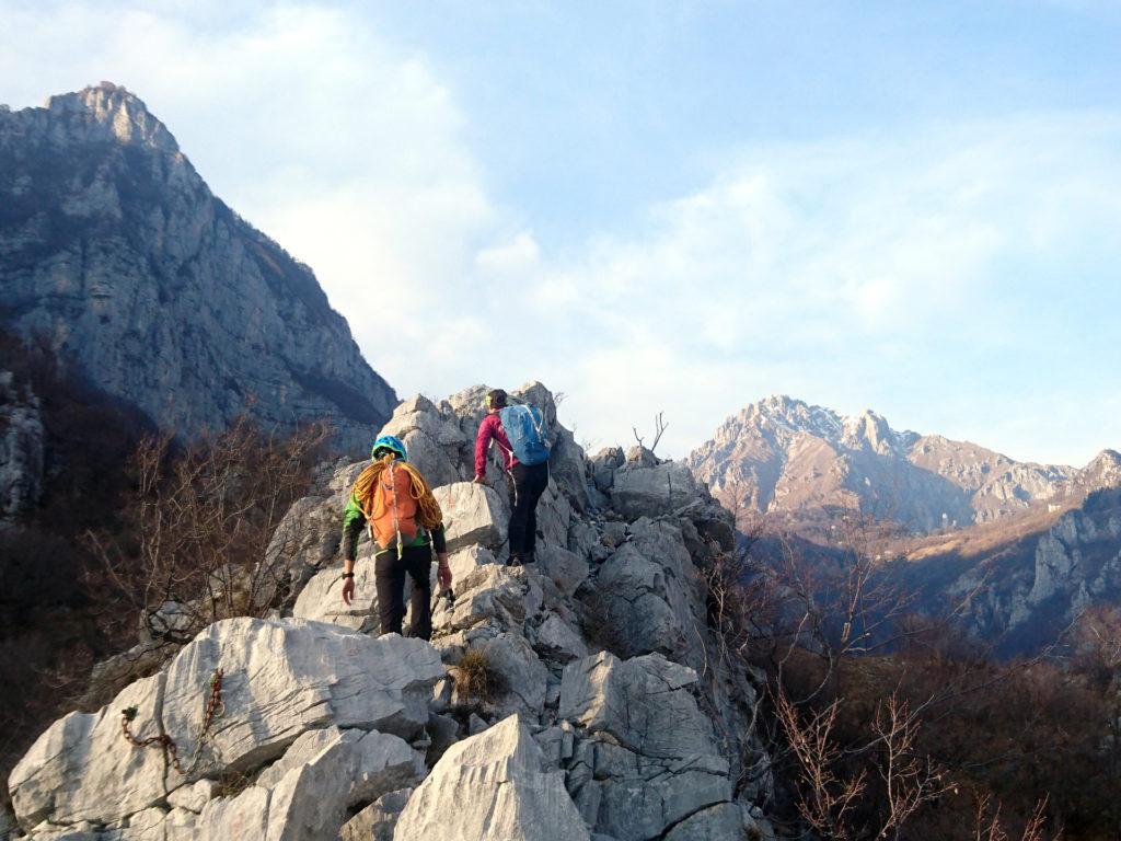 si percorrono pochi metri sulla crestina, per roccette, per poi scendere a sinistra