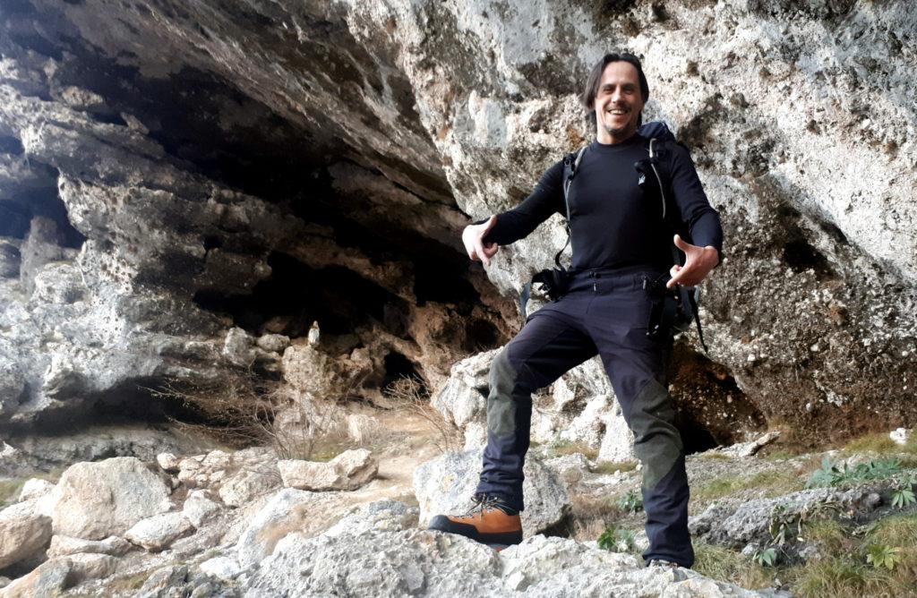 la grotta naturale di Corna Busa, protetta dalla consueta Madonnina... quanto all&#039;altro soggetto, lasciamo stare