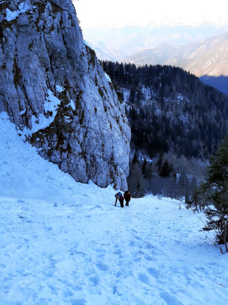 risaliamo i pendii più ripidi che portano al filo di cresta
