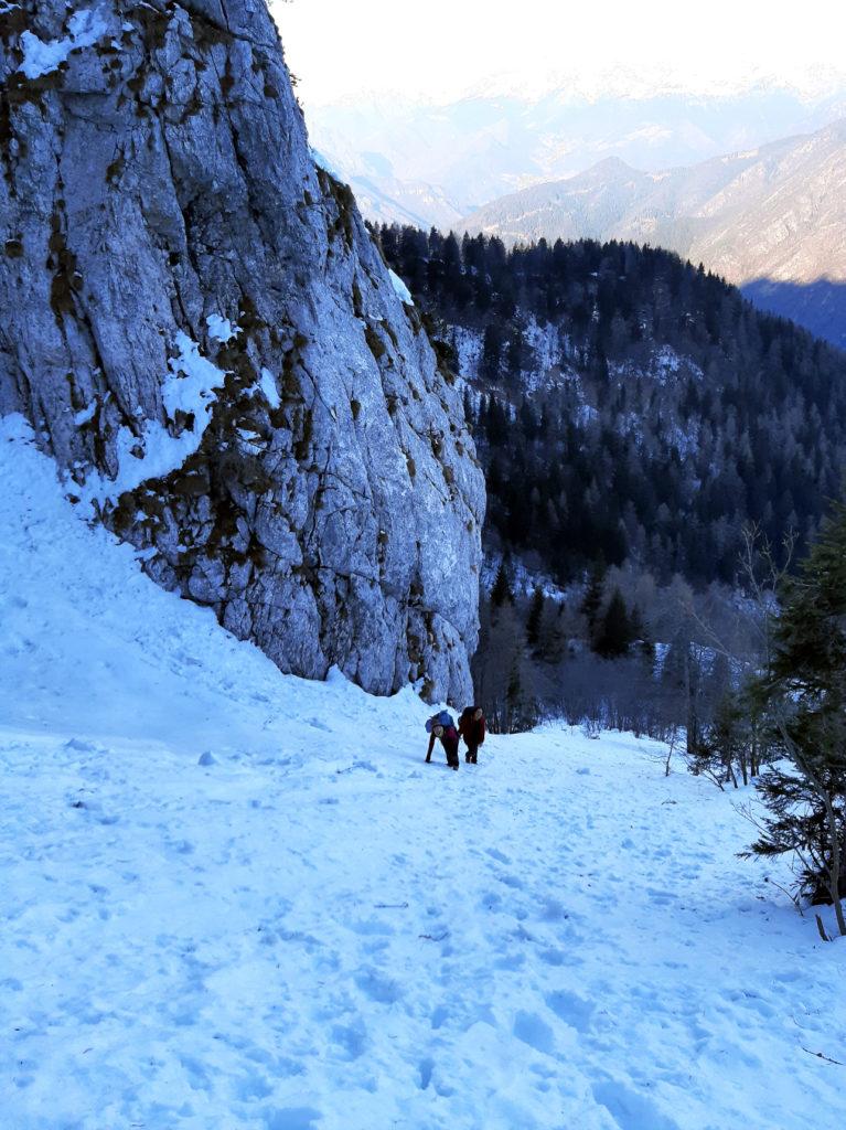 risaliamo i pendii più ripidi che portano al filo di cresta