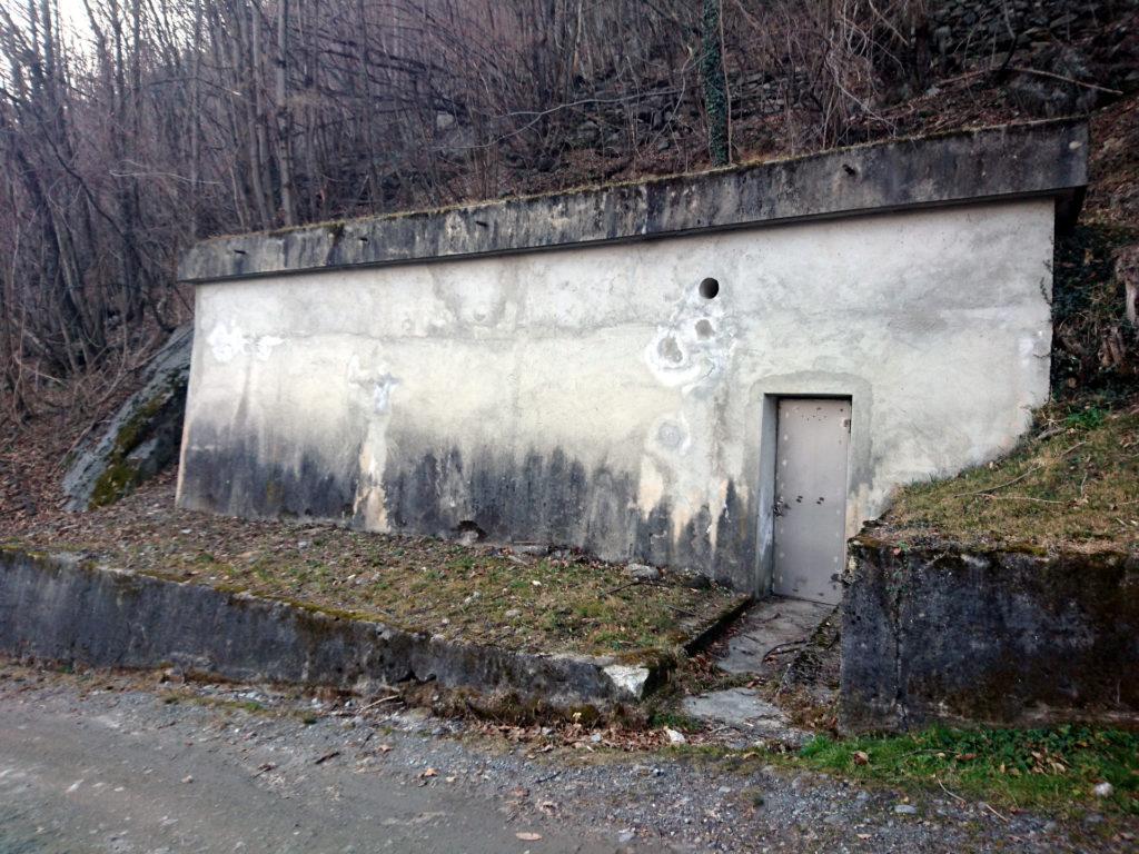 Il serbatoio dell'acqua presso il quale bisogna parcheggiare. Si trova sulla sinistra della strada salendo, prima della stanga