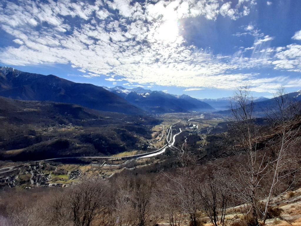 la via garantisce una spettacolare vista sulla parte alta dell'Ossola