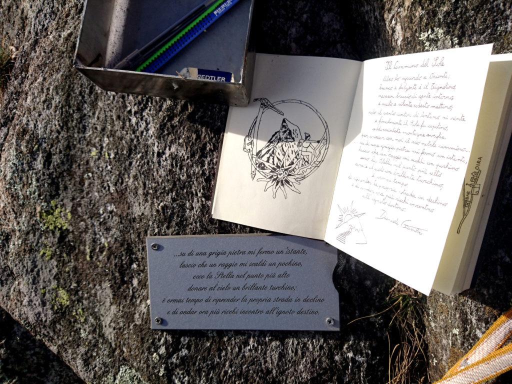 Lo splendido libro di vetta, con tanto di disegni a china, e la targa di vetta che completa la poesia presente all&#039;attacco