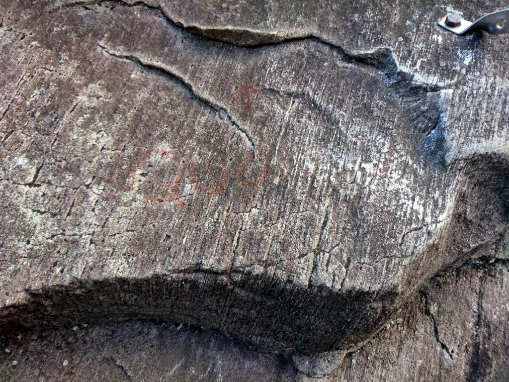la scritta che indica l&#039;attacco della via è molto molto sbiadita, ma bastano le prime tre lettere