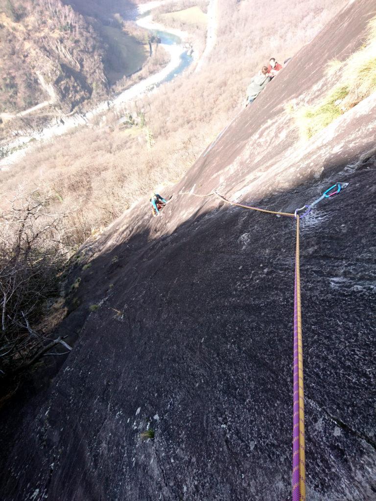 Beach in risalita sul terzo tiro con un'altra cordata che nel frattempo pranza sospesa sulla via Zombie