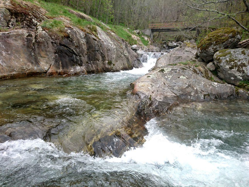 il torrente Ratti e il ponte che lo attraversa sotto alle baite Moledana