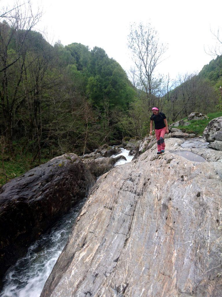 In questo punto il torrente forma un canyon naturale dove la corrente è fortissima. Attenti a non finirci dentro!!